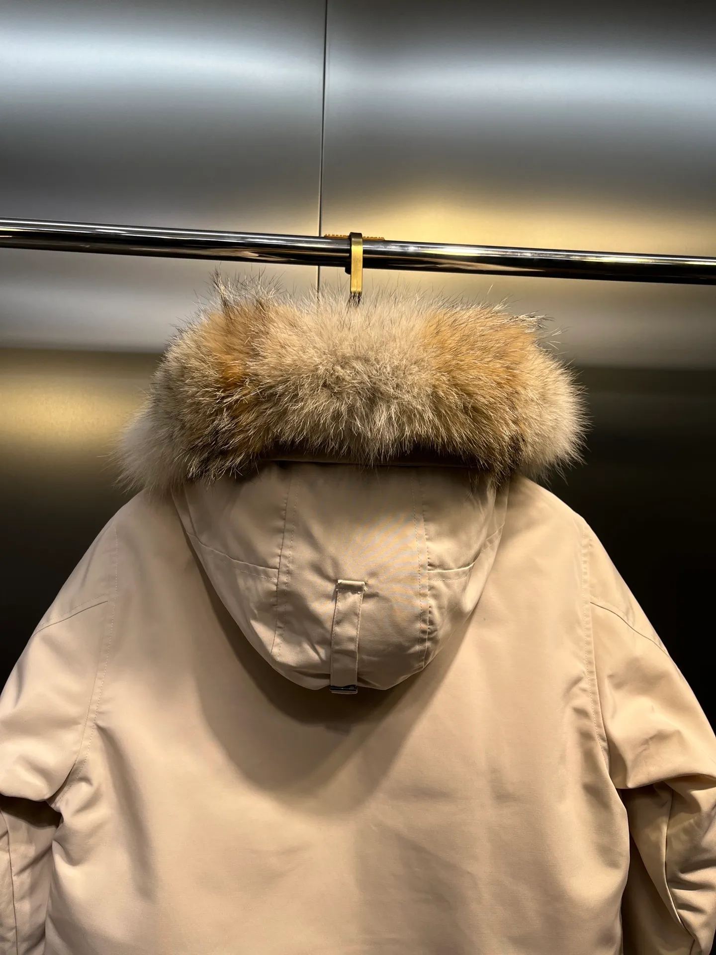 P840 𝘾𝘼𝙉𝘼𝘿𝘼 𝙂𝙊𝙊𝙎𝙀Big Goose 13# The design of Big Goose 13 is simple and elegant, a little longer than the 08 model, more suitable for men and suitable for business people. This down jacket is popular for its simple design, which is not only practical but also has a certain sense of fashion. In terms of applicability, the Daye 13 model provides good thermal insulation performance. Its thermal insulation coefficient is level 5, which can provide enough warmth and is suitable for wearing in cold environments. In addition, the Daye 13 model also has a high cost performance. Compared with other models, it provides a better balance between price and performance, making it more competitive in the market.  size：xs-xxl